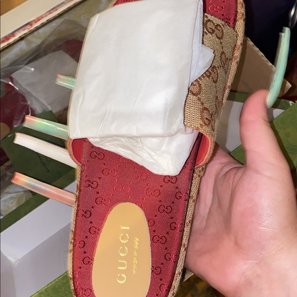 Size 9  arrow feet authentic Gucci sandals